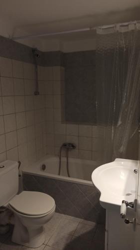 a bathroom with a toilet and a tub and a sink at La casa de Sophie in (( Agía Eleoúsa ))