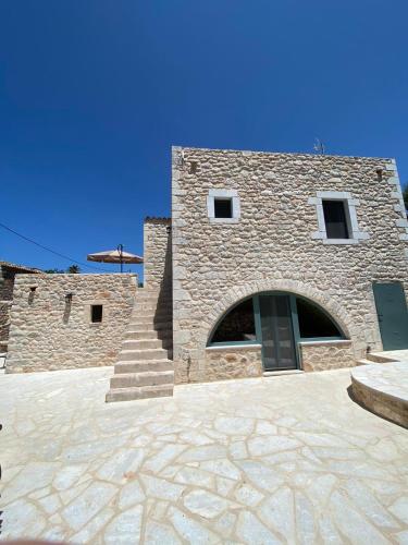 un edificio de piedra con una escalera delante en Mainotti's house, en Areopoli