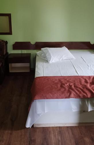 1 Schlafzimmer mit 2 Betten und Holzboden in der Unterkunft КОРОНА 