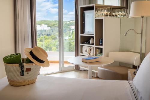 Ένα ή περισσότερα κρεβάτια σε δωμάτιο στο Meliá Cala Galdana
