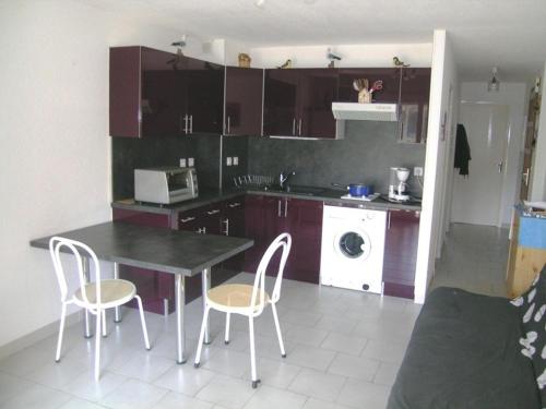 Photo de la galerie de l'établissement Appartement Climatisé 4 Pers, Proche Plage avec Terrasse et Parking Privé - FR-1-387-90, à Marseillan