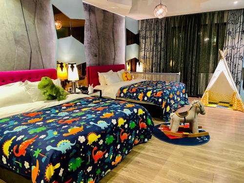 Cama ou camas em um quarto em Foshan Taohuayuan Boutique Motel