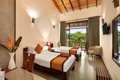 Una cama o camas en una habitación de Tartaruga Beach Unawatuna