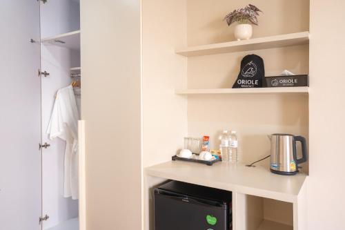 a small kitchen with a counter and a coffee maker at Oriole Residence - Suvarnabhumi Airport in Ban Khlong Thewa