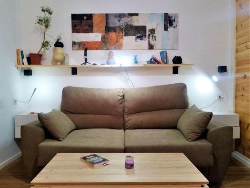 een woonkamer met een bank en een salontafel bij Loft PLAYA -60m- & TRABAJO -online- in Almería
