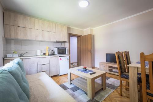 Guest House - Axios