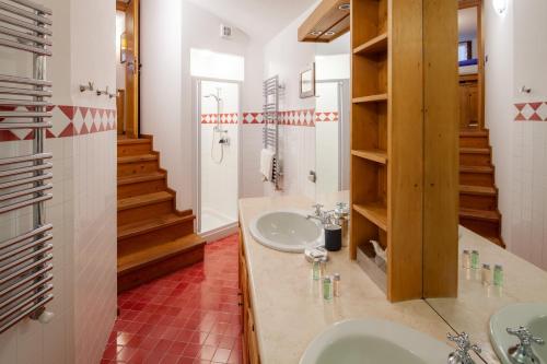 a bathroom with two sinks and a shower at Casa Marmorata in Cortina dʼAmpezzo