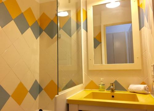 une salle de bain avec un lavabo et un miroir dans l'établissement Appartement 531, à Cannes