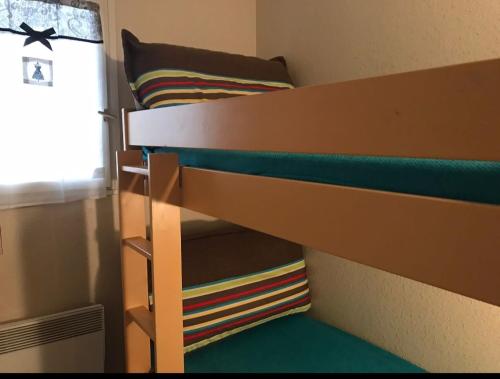 Ce lit superposé se trouve dans une petite chambre dotée de lits superposés. dans l'établissement Appartement 531, à Cannes
