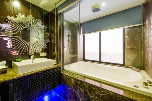 Ванна кімната в Foshan Taohuayuan Boutique Motel