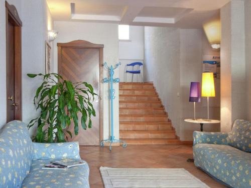 salon ze schodami i niebieskimi drzwiami w obiekcie Vibrant Apartment in Rimini with Balcony w Rimini