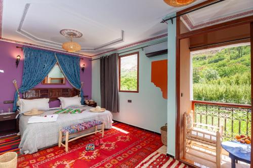 - une chambre avec un lit et un balcon dans l'établissement Smile House Imlil, à Imlil
