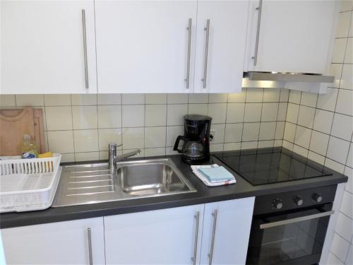 Apartment Farinet B 21 by Interhomeにあるキッチンまたは簡易キッチン