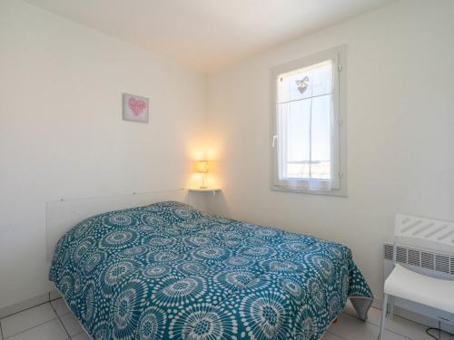 une chambre blanche avec un lit et une fenêtre dans l'établissement Apartment Parc de Pontaillac-3 by Interhome, à Pontaillac