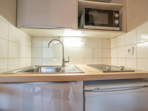 cocina con fregadero y microondas en Apartment Les Asters-15 by Interhome, en Les Menuires