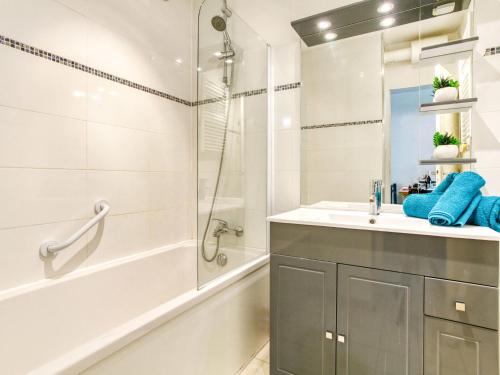 een badkamer met een douche, een wastafel en een bad bij Studio Cosmos-1 by Interhome in Le Corbier