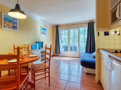 une cuisine et une salle à manger avec une table et une salle à manger dans l'établissement Apartment Domaine Golf Resort-1 by Interhome, à Lacanau-Océan