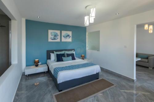 Una cama o camas en una habitación de O'Beach Boutique Studios