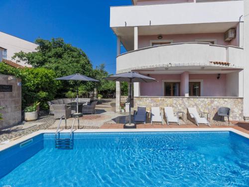 een villa met zwembad voor een huis bij Apartment Romantika-2 by Interhome in Štanga