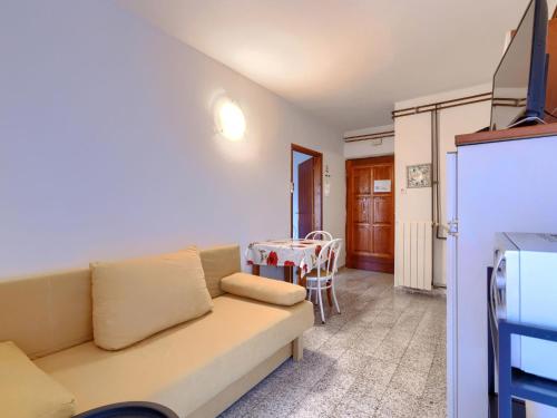 een woonkamer met een bank en een tafel bij Apartment Romantika-2 by Interhome in Štanga