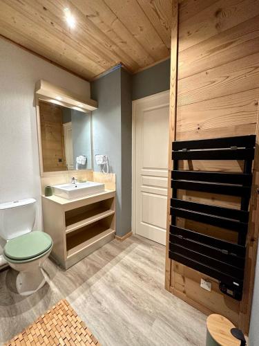 une salle de bain avec toilettes et lavabo dans l'établissement Centre Orres 1800 - 4/6 pers. Rénové - Parking, aux Orres