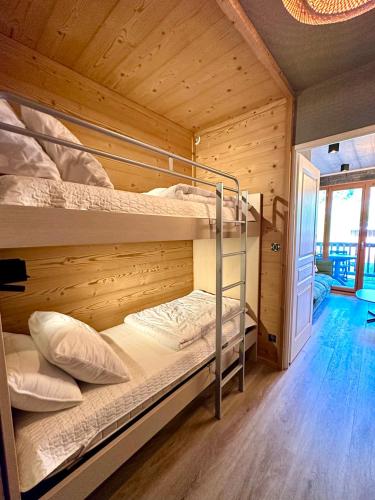 - une chambre avec 2 lits superposés dans une cabane en bois dans l'établissement Centre Orres 1800 - 4/6 pers. Rénové - Parking, aux Orres