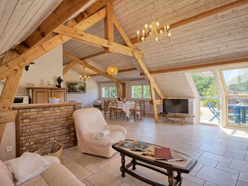 un salon avec un canapé et une table dans l'établissement Apartment Prad Nomad by Interhome, à Piriac-sur-Mer