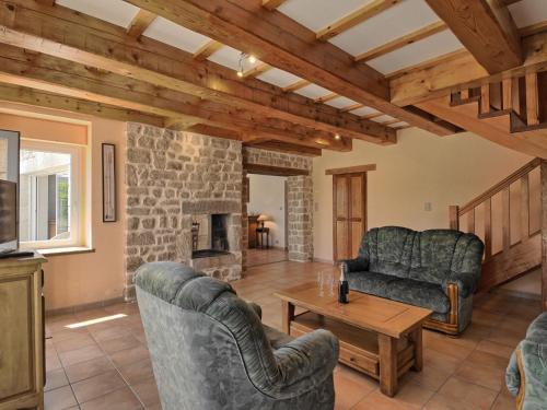 un salon avec deux chaises et une table dans l'établissement Holiday Home Tazie by Interhome, à Plouhinec