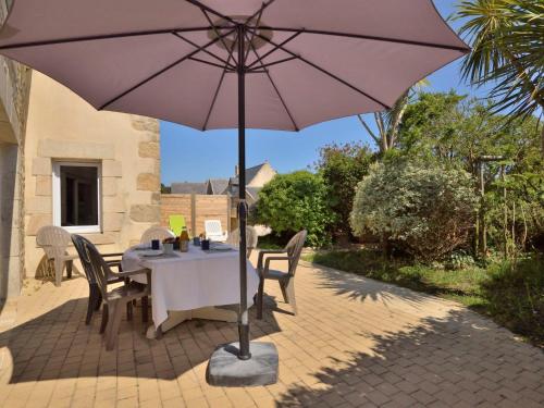 - une table avec un parasol sur la terrasse dans l'établissement Holiday Home Tazie by Interhome, à Plouhinec