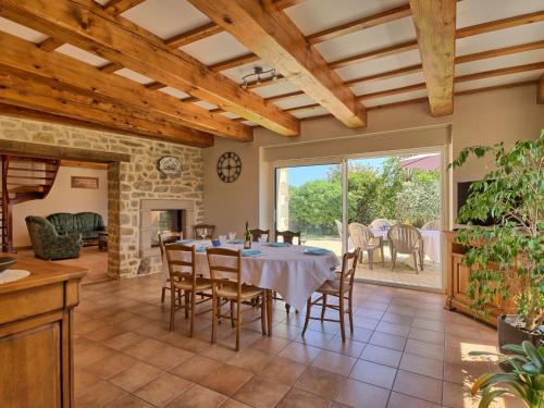 une cuisine ouverte et une salle à manger avec une table et des chaises dans l'établissement Holiday Home Tazie by Interhome, à Plouhinec