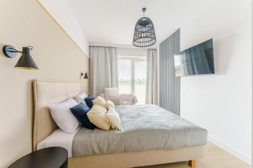 Säng eller sängar i ett rum på CHILLIapartamenty - Polanki Aqua C111 - SUNNY