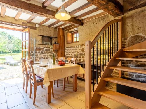 une salle à manger avec une table et des chaises et un escalier dans l'établissement Holiday Home Au Verger Fleuri by Interhome, à Hudimesnil
