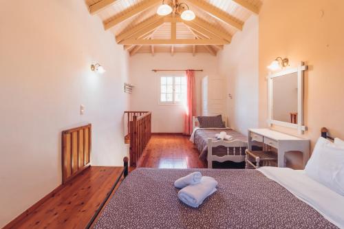 1 dormitorio con 1 cama y sala de estar con mesa en Valentino Corfu, en Ýpsos