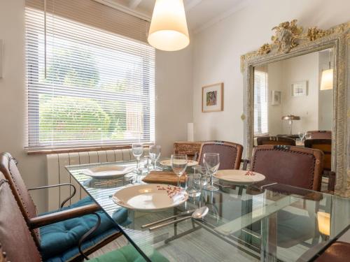 une salle à manger avec une table et des chaises en verre dans l'établissement Holiday Home Entre mer et jardin - PPT401 by Interhome, à Saint-Pierre-en-Port