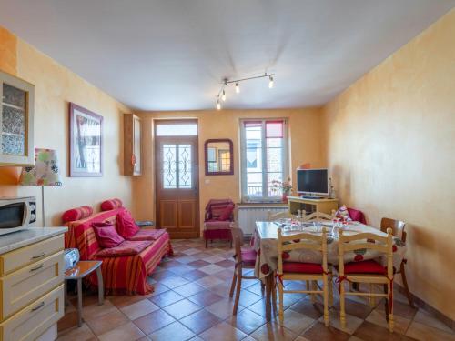 un salon avec une table et une salle à manger dans l'établissement Holiday Home La Rose des Vents by Interhome, à Yport