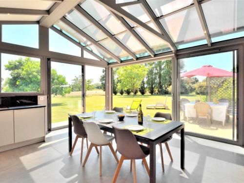 d'une véranda avec une table et des chaises. dans l'établissement Holiday Home Groix by Interhome, à Plouhinec