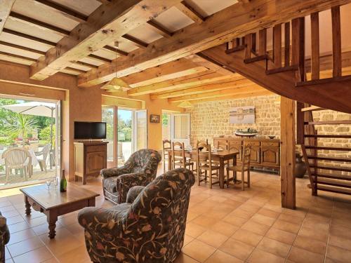 un salon avec des chaises et une table et une cuisine dans l'établissement Holiday Home Houat-Hoedic-Belle-Ile by Interhome, à Plouhinec