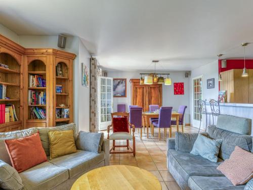 ein Wohnzimmer mit Sofas und ein Esszimmer in der Unterkunft Holiday Home Le Chêne - SRX100 by Interhome in Sabran