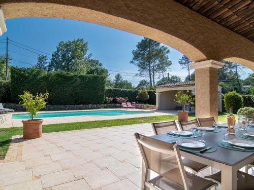 カリアンにあるHoliday Home Villa Gaïa - LLI130 by Interhomeのプールサイドのパティオ(テーブル、椅子付)