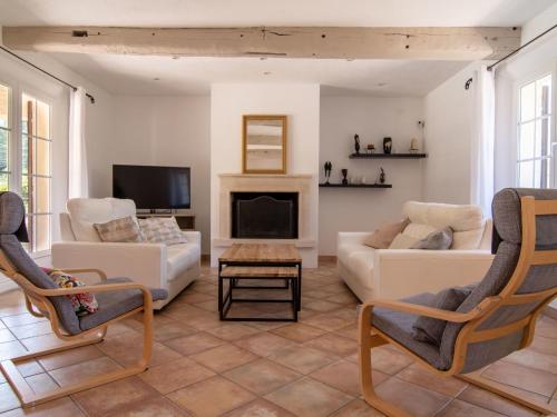 カリアンにあるHoliday Home Villa Gaïa - LLI130 by Interhomeのリビングルーム(白い家具、暖炉付)