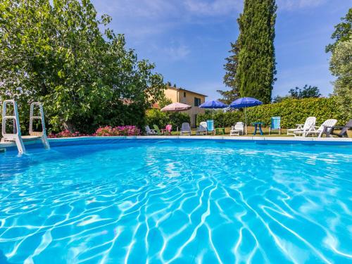 basen z krzesłami i parasolami w obiekcie Apartment Rosa by Interhome w mieście Casa il Tesorino