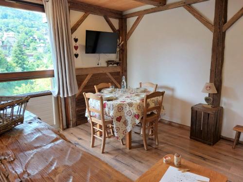 une salle à manger avec une table avec des chaises et une télévision dans l'établissement Studio Castel des roches by Interhome, à Saint-Gervais-les-Bains