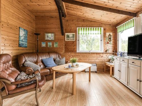 - un salon avec un canapé et une table dans l'établissement Holiday Home Forneboda - B, à Kyrkhult