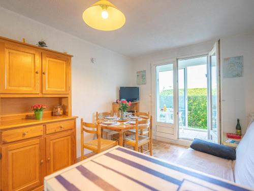 1 dormitorio con mesa y comedor con ventana en Apartment Les Jardins de l'Océan-40 by Interhome, en Esplanade de Pontaillac