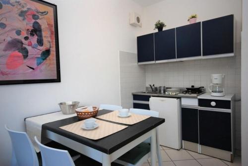 リニャーノ・サッビアドーロにあるResidenza Rubinのキッチン(テーブル付)、小さなキッチン(コンロ付)