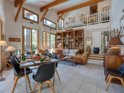 un grand salon avec une table et des chaises dans l'établissement Villa Villa La Lisière des Pins by Interhome, à Lacanau-Océan