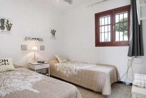 コニル・デ・ラ・フロンテーラにあるCasa Boqueronのベッドルーム1室(ベッド2台、窓付)