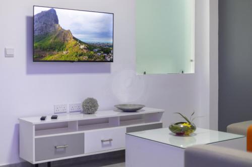 Una televisión o centro de entretenimiento en O'Beach Boutique Studios