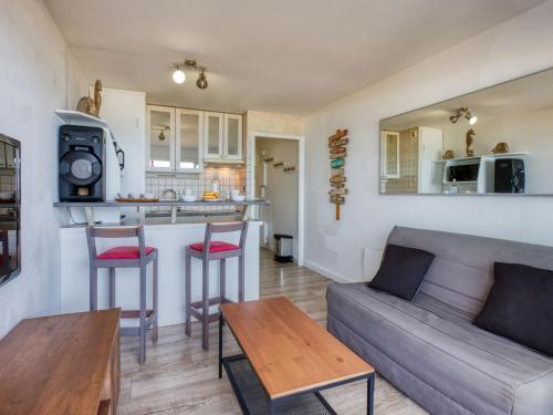 un salon avec un canapé et une table dans l'établissement Apartment Primavéra-8 by Interhome, à Lacanau-Océan