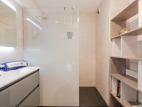 La salle de bains est pourvue de murs blancs et d'une douche. dans l'établissement Apartment Royal Marine-4 by Interhome, à Fréjus